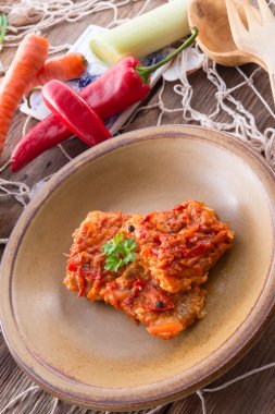 Yunan tür sebze ve domates soslu balık