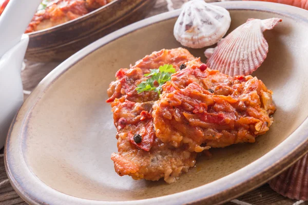 Риба в грецьких роду з овочами і томатним соусом — стокове фото
