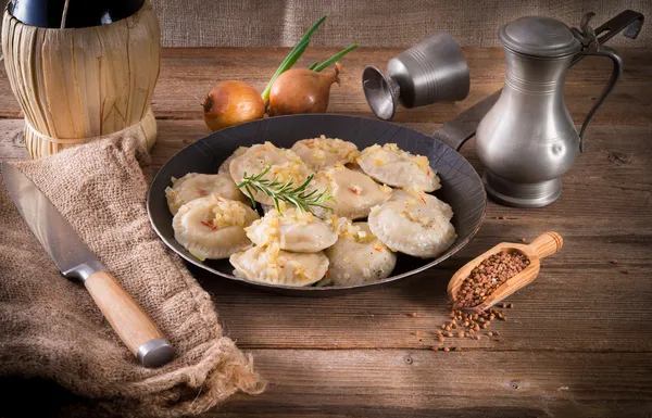 pierogi et ve karabuğday kabuğu çıkarılmış tane ile