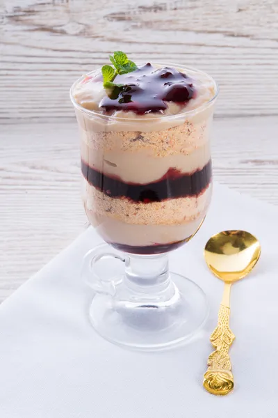 Vanille pudding met cherry en biscuit — Stockfoto