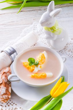 Paskalya yumurta ve sosis çorbası Lehçe