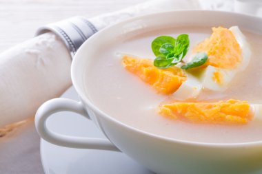 Paskalya yumurta ve sosis çorbası Lehçe