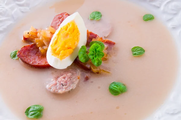 Польский пасхальный суп с яйцом и колбасой — стоковое фото