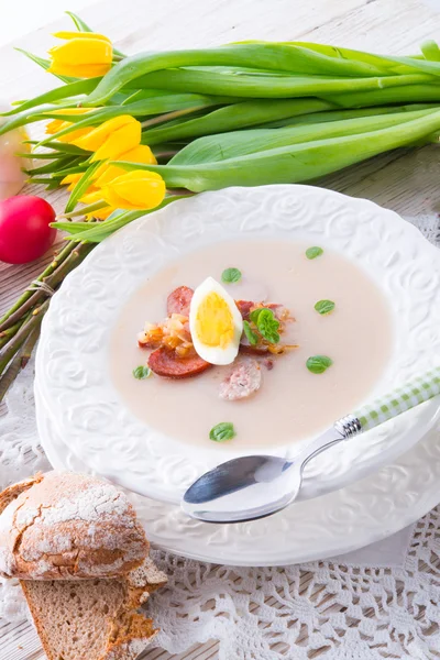 Soupe de Pâques polonaise avec oeuf et saucisse — Photo