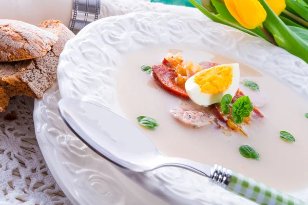 Polska Wielkanoc zupa z jajkiem i kiełbasą — Zdjęcie stockowe