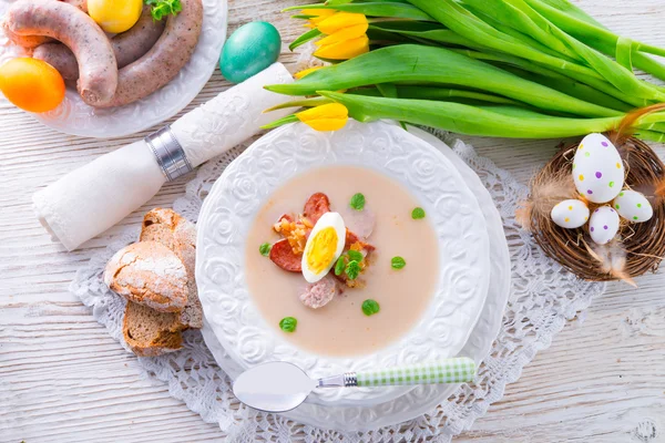 Polska påsk soppa med ägg och korv — Stockfoto