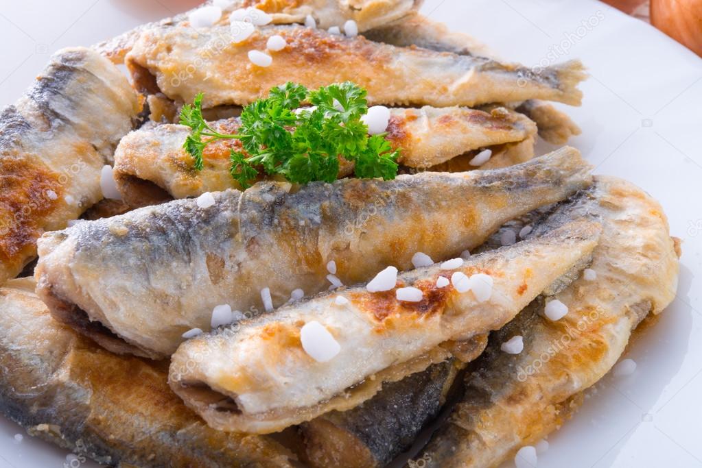 Как приготовить сельдь свежемороженую на сковороде вкусно. Как приготовить сельдь свежемороженую на сковороде вкусно. Жареная селедка. Сельдь на сковороде. Донская селедка жареная.