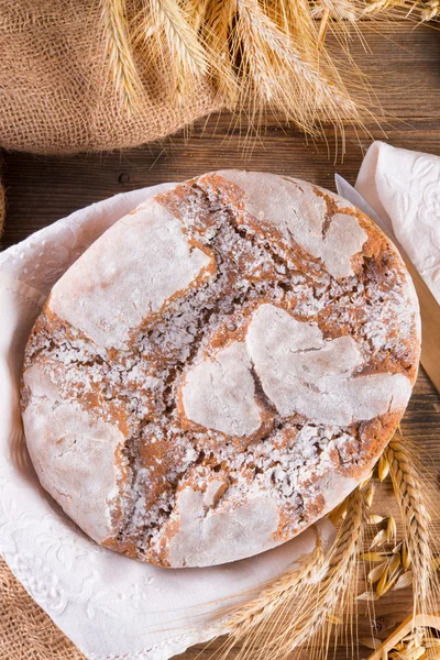 Nybakat traditionellt bröd — Stockfoto