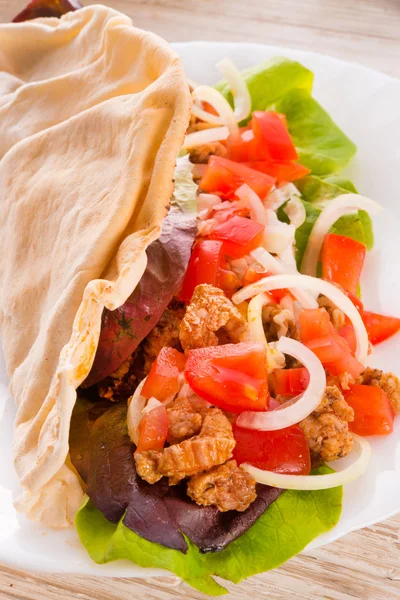Kebab - grilled meat, bread and vegetables — Stock Photo, Image