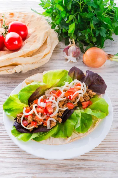 Kebab - carne grelhada, pão e legumes — Fotografia de Stock