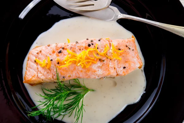 Salmão grelhado com endro e batata cozida — Fotografia de Stock