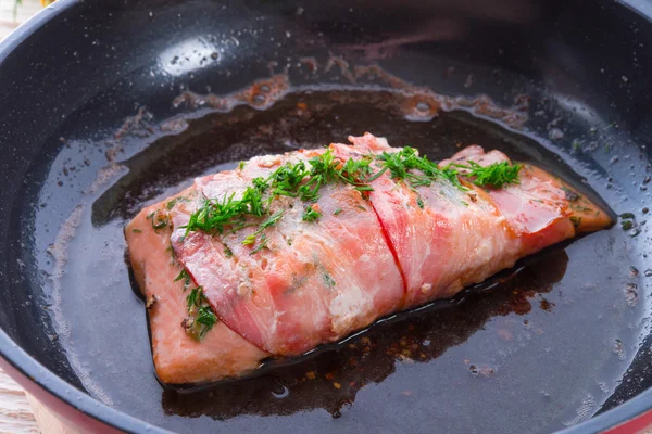 Salmón en la capa de tocino —  Fotos de Stock