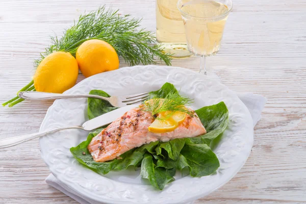 Filetes de salmón a la parrilla sobre espinacas —  Fotos de Stock