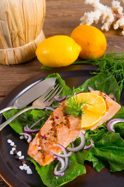 Filetes de salmão grelhados sobre espinafre — Fotografia de Stock