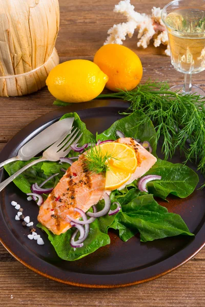 Grilled salmon fillets on spinach — Stock Photo, Image