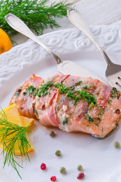 Salmón en la capa de tocino —  Fotos de Stock