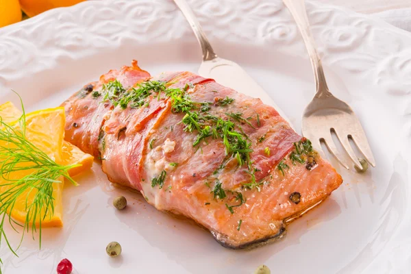 Salmão no casaco de bacon — Fotografia de Stock