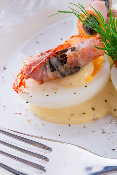 Jambon ve Siyah Zeytin olan yumurta — Stok fotoğraf