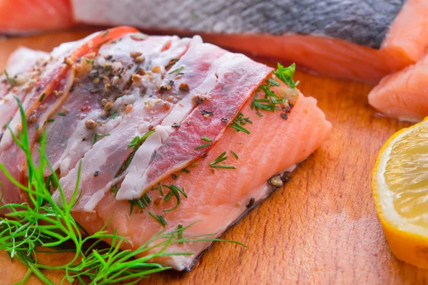 Lachs im Speckmantel — Stockfoto