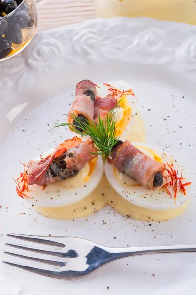 Eggs with ham and black olive ones — Stock Photo, Image