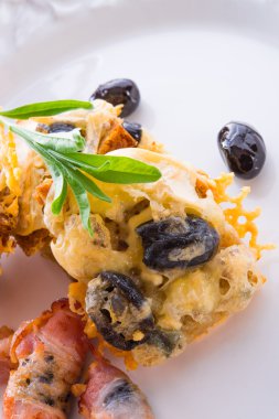 ekmek peynir ve zeytin bir kahverengi