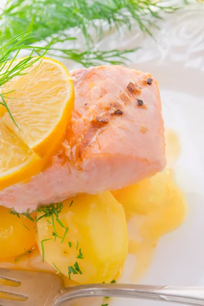 Salmão grelhado com endro e batata cozida — Fotografia de Stock