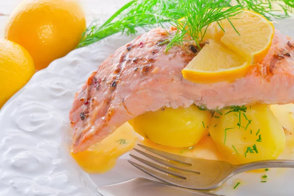 Lachs vom Grill mit Dill und gekochten Kartoffeln — Stockfoto