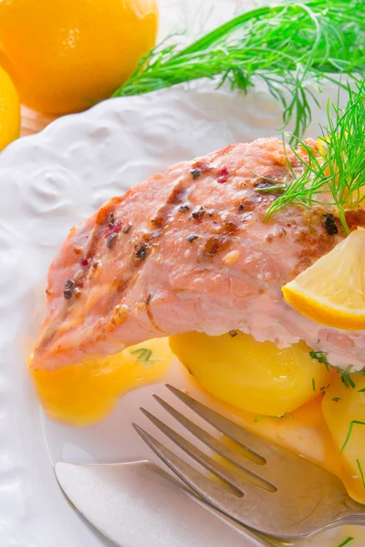 Zalm met dille gegrild en gekookte aardappel — Stockfoto