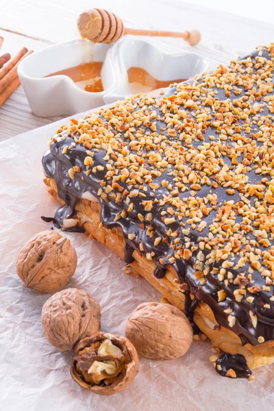 蜂蜜ケーキとチョコレート — ストック写真
