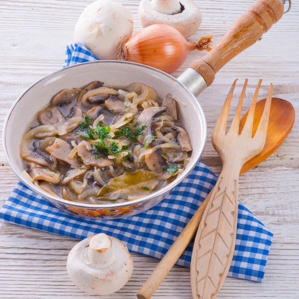 Funghi arrosto con cipolle — Foto Stock