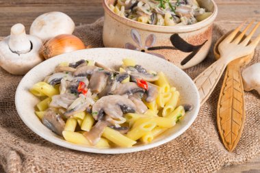 Penne ve mantar sosu