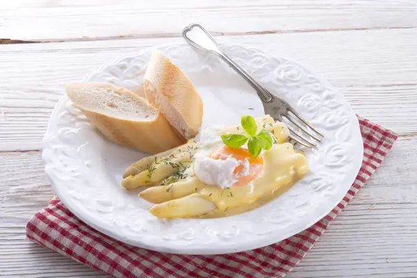 Asparagus with sauce — Stock Photo, Image