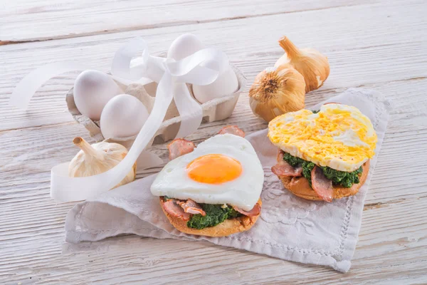 Bread au gratin with fried egg and spinach — Stock Photo, Image