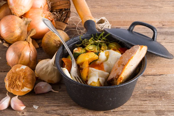 Batatas de ervas com ovo frito — Fotografia de Stock