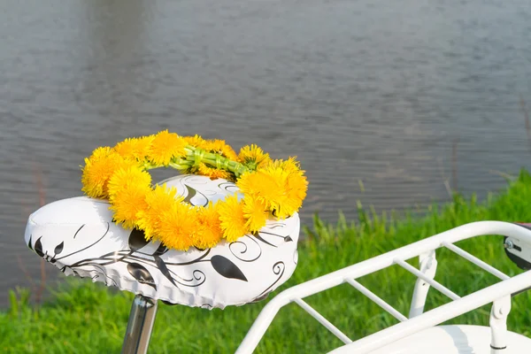 Fahrräder und Blumenkranz — Stockfoto