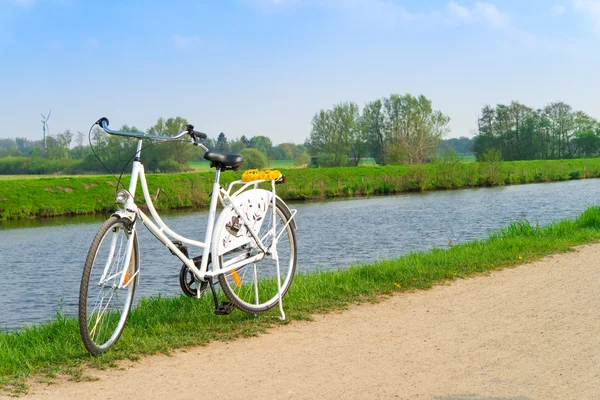 Велосипеды и цветочный венок лей — стоковое фото