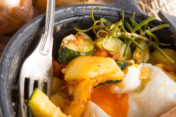 Hierba Patatas con huevo frito — Foto de Stock