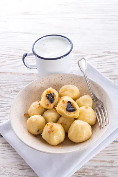 Albóndigas de patata con ciruelas llenas —  Fotos de Stock