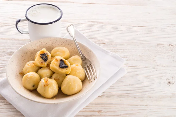 Potato dumplings with plums full — Stock Photo, Image