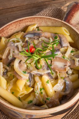 Penne ve mantar sosu