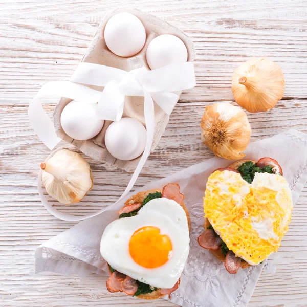 Pieczywo zapiekane z jajkiem i szpinakiem — Zdjęcie stockowe