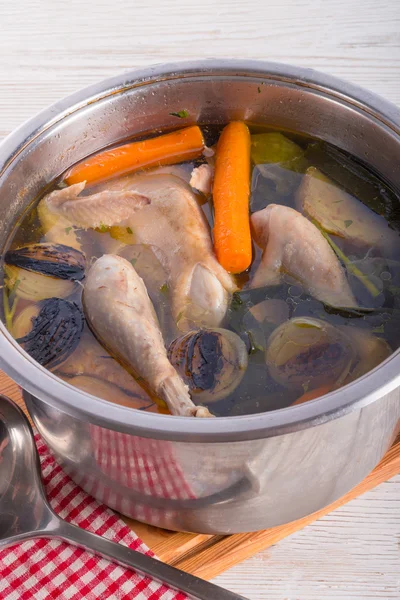 Huhn im Topf — Stockfoto