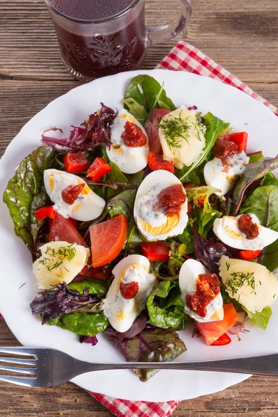 Salat med kogt æg - Stock-foto