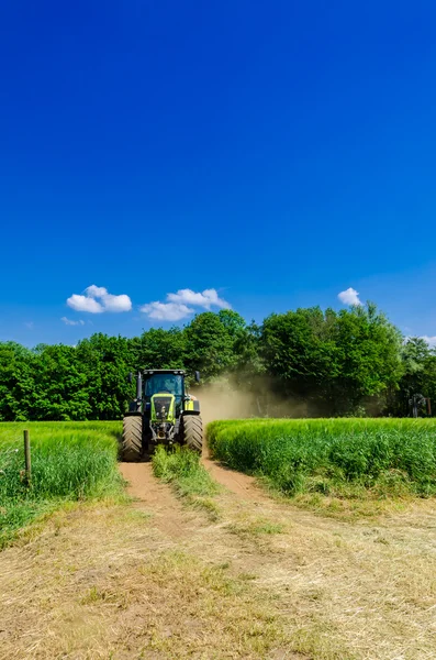 Trattore con rotopressa — Foto Stock