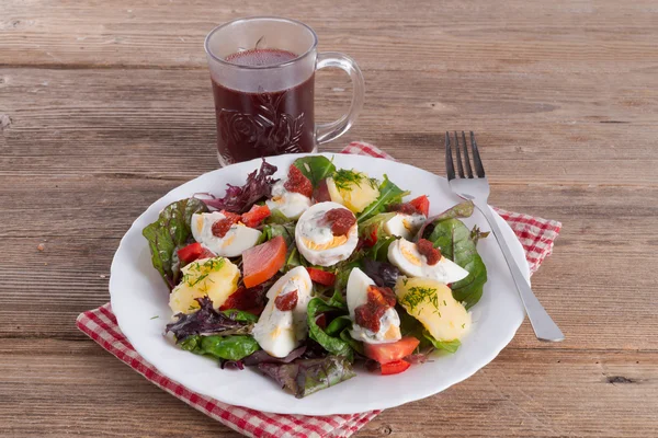 Salat mit gekochtem Ei — Stockfoto