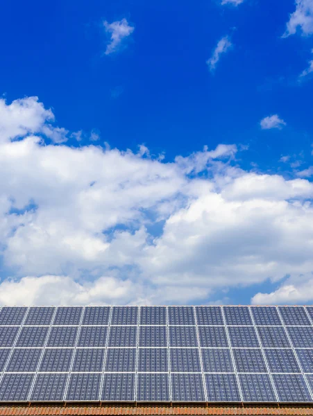 Солнечные батареи на крыше — стоковое фото