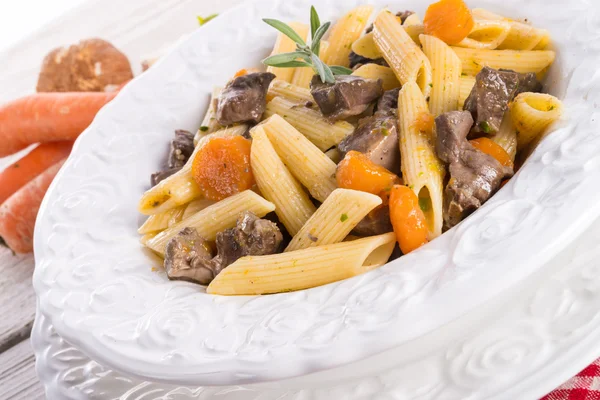 Penne com goulash — Fotografia de Stock