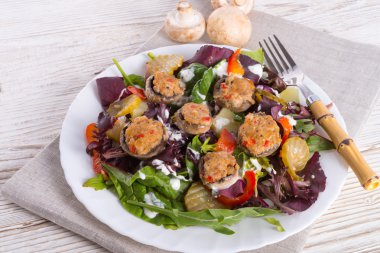 renkli salata ızgara mantar dolması