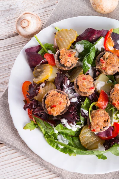 Gegrillte gefüllte Pilze mit buntem Salat — Stockfoto