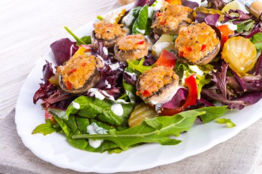 renkli salata ızgara mantar dolması